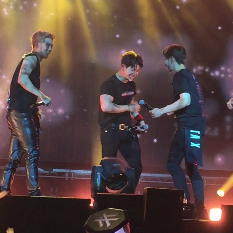 sujaeshi's tweet photo. โค๏ธโค๏ธโค๏ธโค๏ธ
#MONSTAXinParis #๋ชฌ์คํ์์ค #์ํธ https://t.co/XtiRLtdzv4