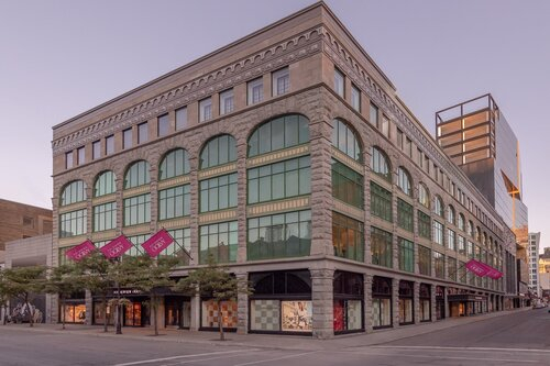 RetailInsider_'s tweet photo. Holt Renfrew Ogilvy Opens All 6 Retail Levels in Montreal🏬👜👠👗@RI_EIC @HoltRenfrew https://t.co/q1CjOb58PF #retail #HoltRenfrew #Ogilvy #Montreal #sixlevels #open #brands #luxury https://t.co/HvQwGPTCJZ