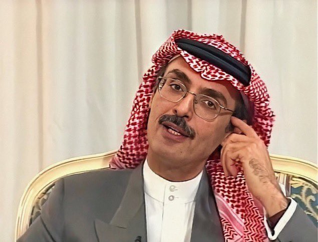 أضحكي .. لو يمتلي صدرك طعون ،
وغمضي عيونك وداري غصتك 🖤