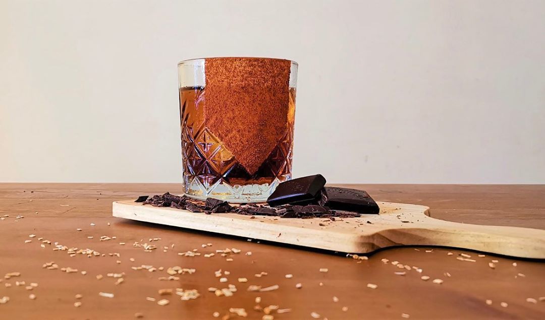 We heard it's World Chocolate Day tomorrow. The perfect time to try this Smoky and Sweet Manhattan Twist with dark chocolate garnish. 
📸 ig: @cocktailsinshape