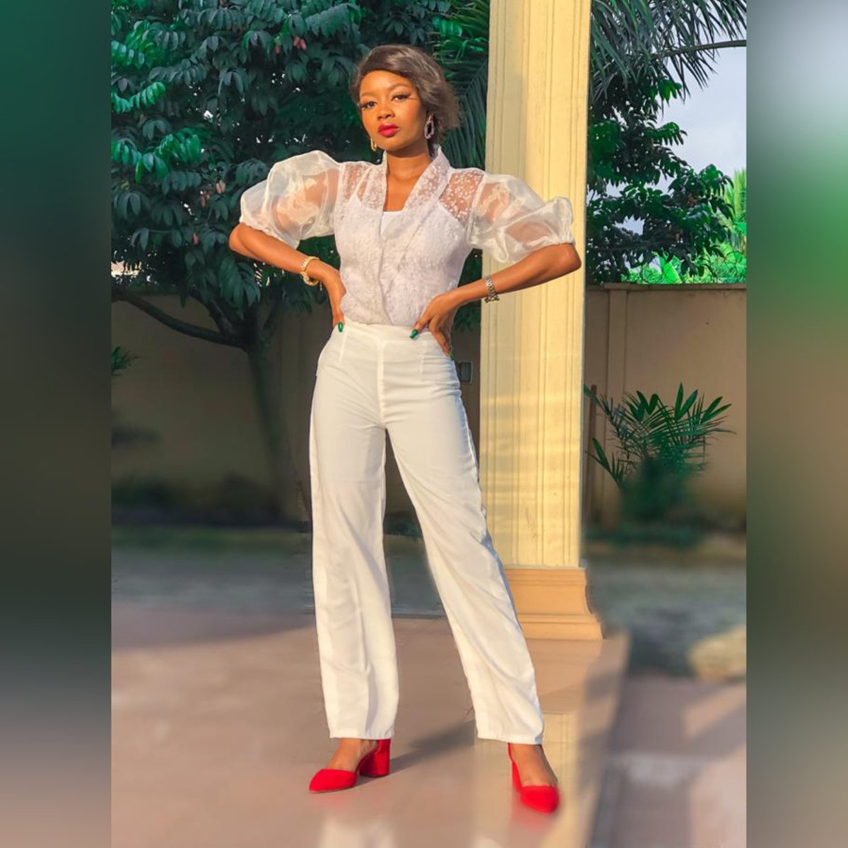 tailoreen_'s tweet photo. The "CHARLYN BLOUSE" is simple but very chic. Tell me what this classy piece won't go with.
Price: 4000
Available on pre-order only .
Kindly RT this. Thanks
#tailoreen
#tailoreenwoman
#thetailoreeneffect https://t.co/hrMpOI9Qwa
