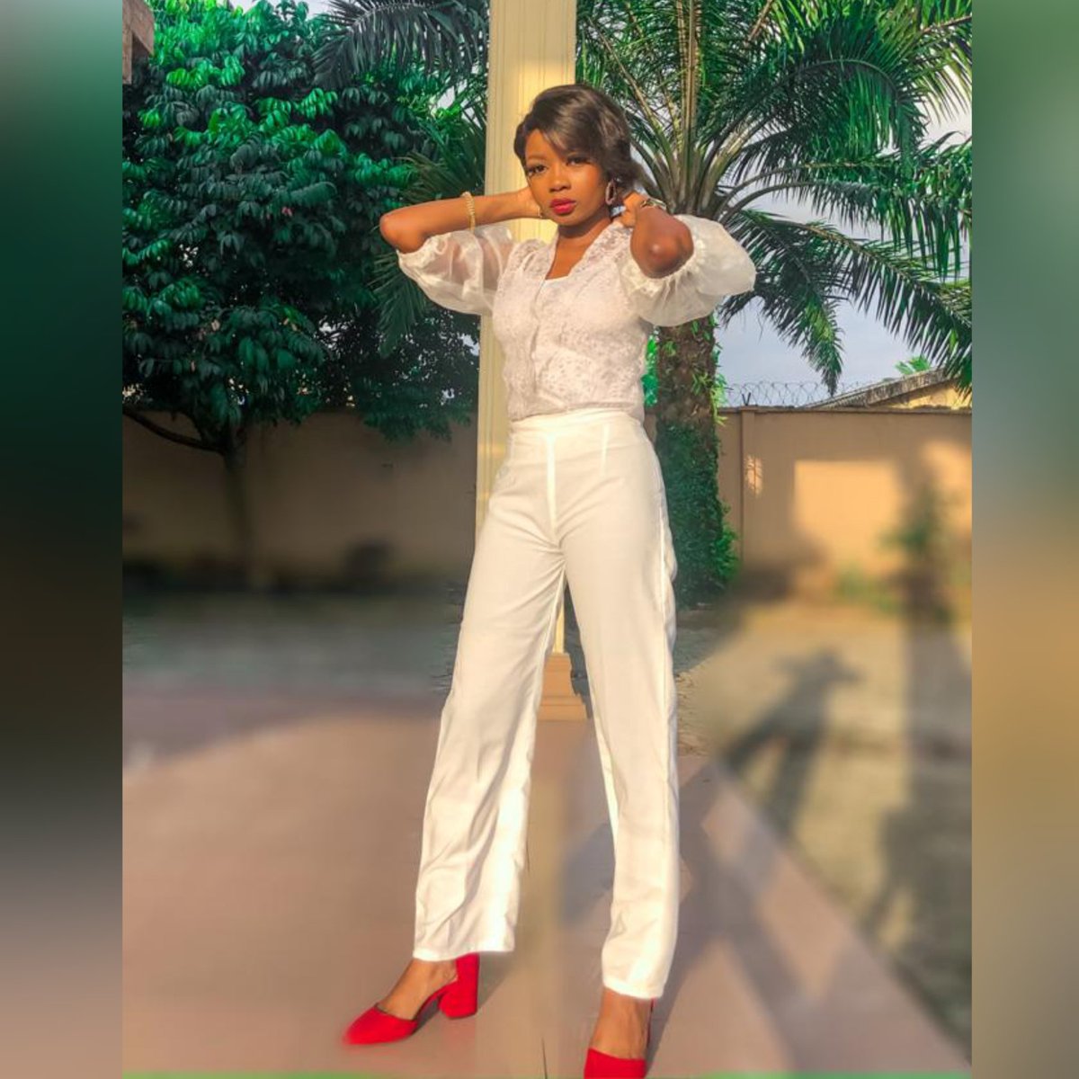 tailoreen_'s tweet photo. The "CHARLYN BLOUSE" is simple but very chic. Tell me what this classy piece won't go with.
Price: 4000
Available on pre-order only .
Kindly RT this. Thanks
#tailoreen
#tailoreenwoman
#thetailoreeneffect https://t.co/hrMpOI9Qwa