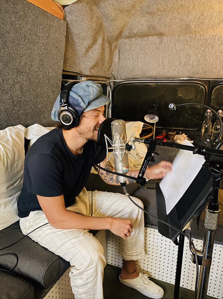 gxldeniall_'s tweet photo. GRACIAS POR SALVAR EL 2020 HARRY STYLES TE AMO STREAM FINE LINE Y ESCUCHEN AL BEBÉ CONTÁNDONOS UN CUENTO EL MIÉRCOLES https://t.co/kH8lJJEqGN