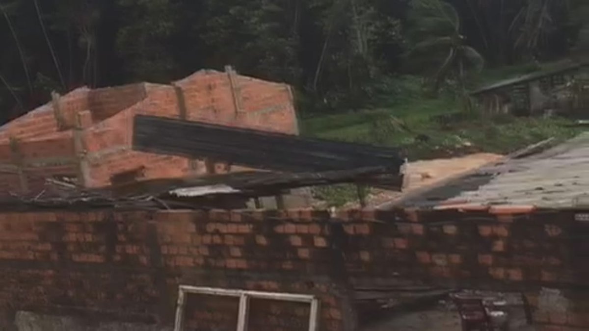 imirante's tweet photo. VÍDEO: ventania destelha casas e causa estragos no
bairro do Coroadinho https://t.co/OOAVnni2XQ #ventania #casas #Coroadinho #SãoLuís https://t.co/aWzoqLhblT