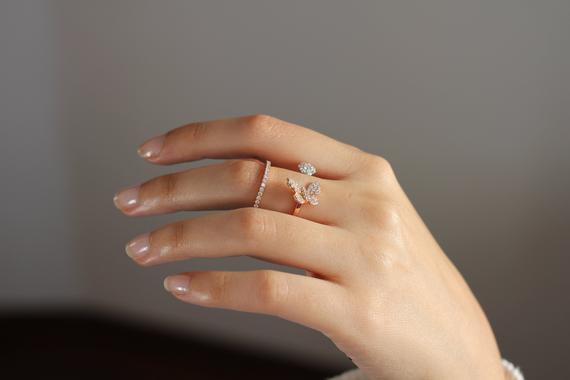 Ecommmaxcom's tweet image. Butterfly diamond ring etsy.me/3c4WQoB # #doublering #butterflyring #openring #diamondring #rosegoldring #springsummer #flowerring
