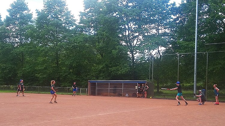 hsvBlueHawks's tweet photo. Na het succes van vorig jaar keert de Slowpitch Vrijdagavond deze zomer terug bij Blue Hawks! Op vrijdag 17, 24 en 31 juli ben je welkom om het weekend sportief in te luiden. Deelname is gratis. Mis het niet! Check meer info op https://t.co/hvE3UpC95s #Honkbal #Softbal #Zwolle https://t.co/B6hQjYysqi