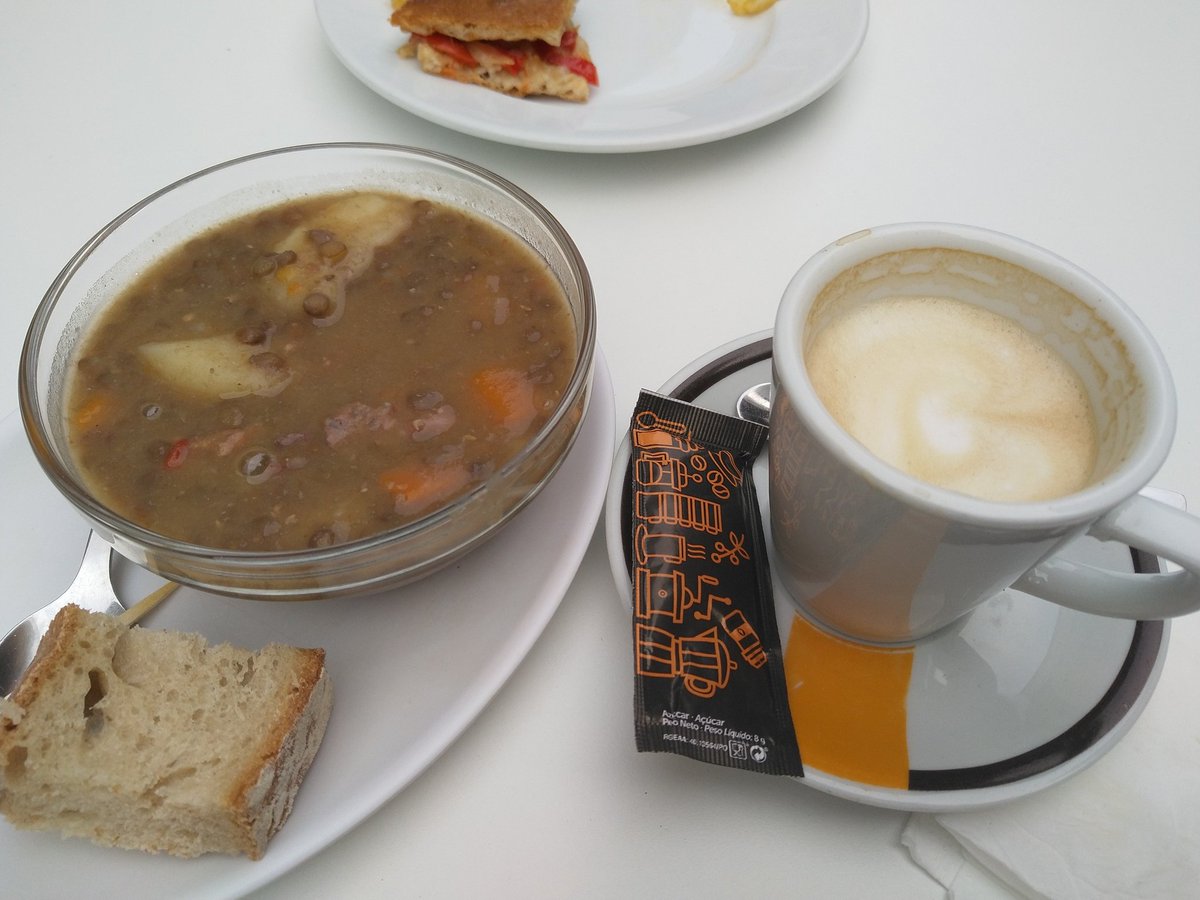 XabierXY's tweet photo. ¿Pedir un café con leche y que te pongan esta tapa de lentejas? 
Echaba de menos Lugo https://t.co/u00ZlQhOe7