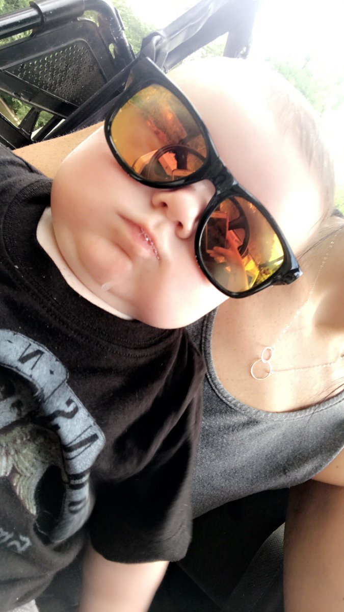 PaigeWells10's tweet photo. Guns &amp; roses, shades,&amp; slobber 🖤💀 https://t.co/6rEogCd6cx