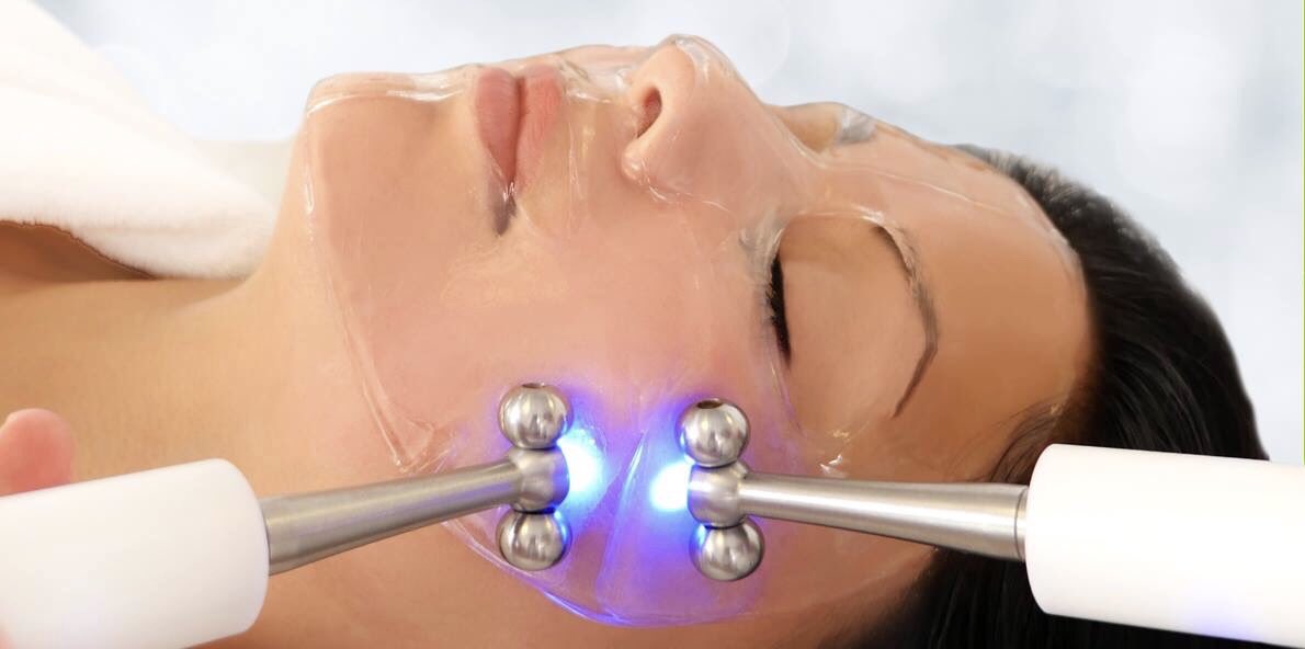 Beautypembs's tweet photo. Hopefully we will be back open soon serving your favourite cocktails while you enjoy a well deserved pamper #salon #licencedsalon #pembs #beauty #laserclinic https://t.co/pZb5UGPkzT