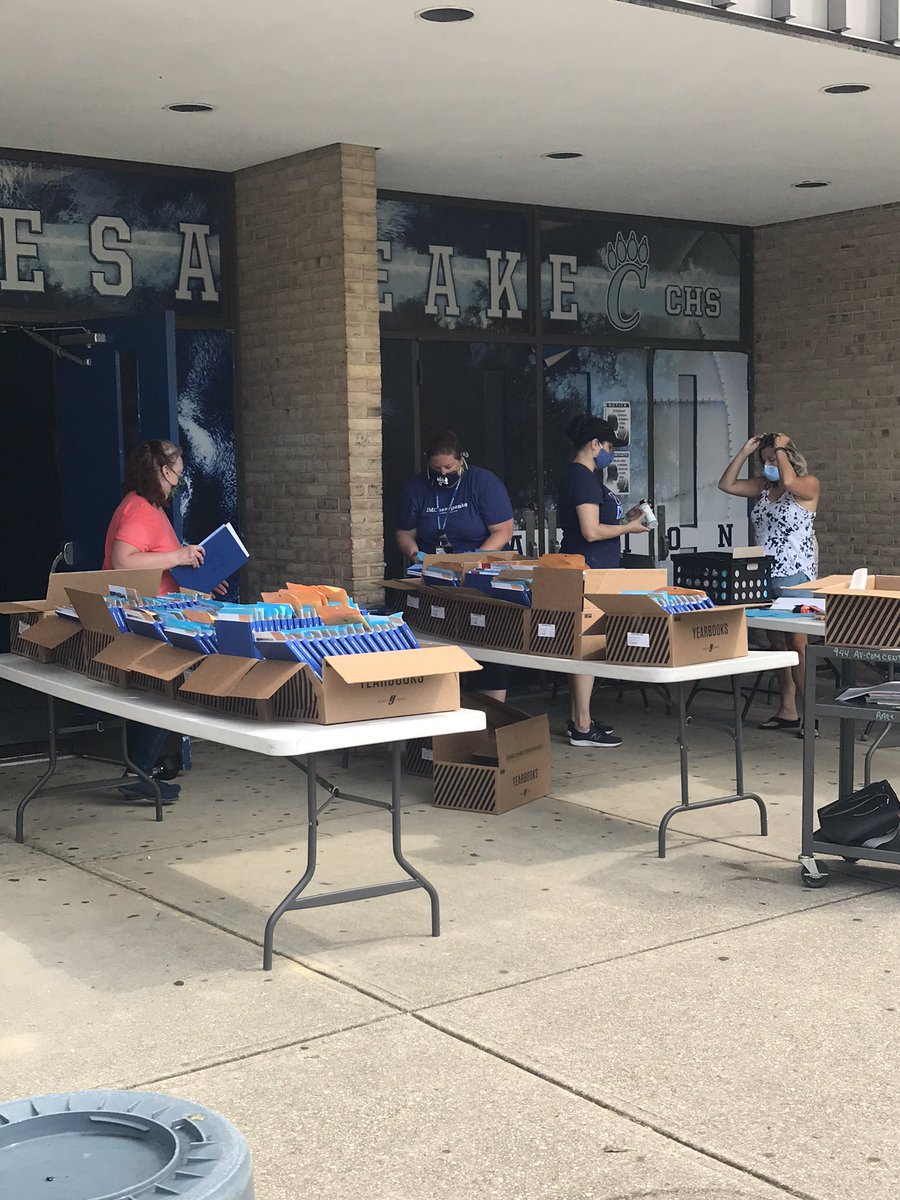 Prepping for yearbook distribution. If you missed today, stop by Tuesday 8:30-10:30 a.m. #ALLChesapeake <a href="/IMChesapeakeHS/">Chesapeake High School</a> @jly223