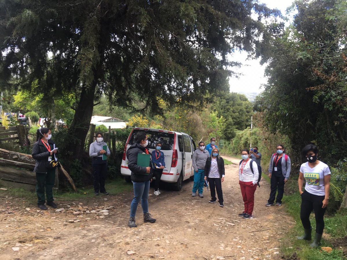 SSchapinero's tweet photo. El proyecto Creciendo en familia de @SSchapinero, en articulación con @SubRedNorte, realiza jornada de salud preventiva con la comunidad del barrio Verjón Bajo. ¡Unidos por la población rural de nuestra localidad! #IntegraciónEnTerritorio https://t.co/MoRPzzLuI5