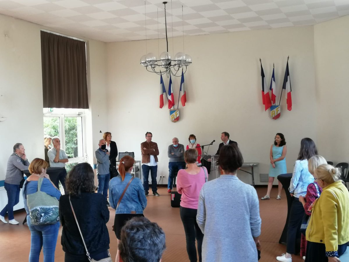 yvanhutch's tweet photo. Ce soir, #Premesques rendait hommage aux volontaires de la cellule « senior » et aux couturières bénévoles qui ont travaillé sans relâche pendant le #confinement #Mobilisation #Benevolat #DonDeSoi #CCas #Covid19 https://t.co/lBYUod73Ny