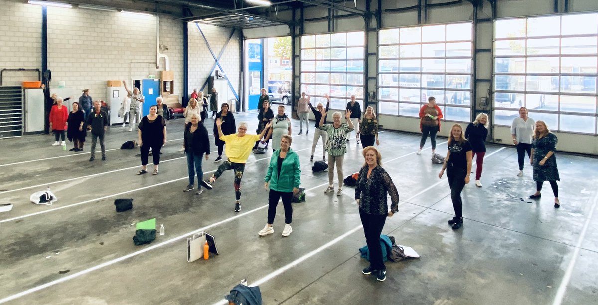 hethazeskoor's tweet photo. Het Hazeskoor Harderwijk is weer begonnen met zingen! #koor #hazes #zingen #harderwijk #gelukkig https://t.co/vPgdpzYST5