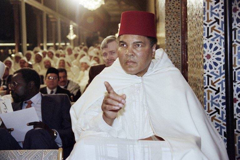 yourAnonymusNew's tweet photo. quand en 2001 un journaliste l’a interpellé pour savoir ce qu’il pensait de partager la même religion que les terroristes qui ont détruit les tours du World Trade Center, Ali contre-attaque sans détour : « Et comment tu te sens de partager les mêmes croyances qu’Hitler ? ». https://t.co/j1iVX83DV5
