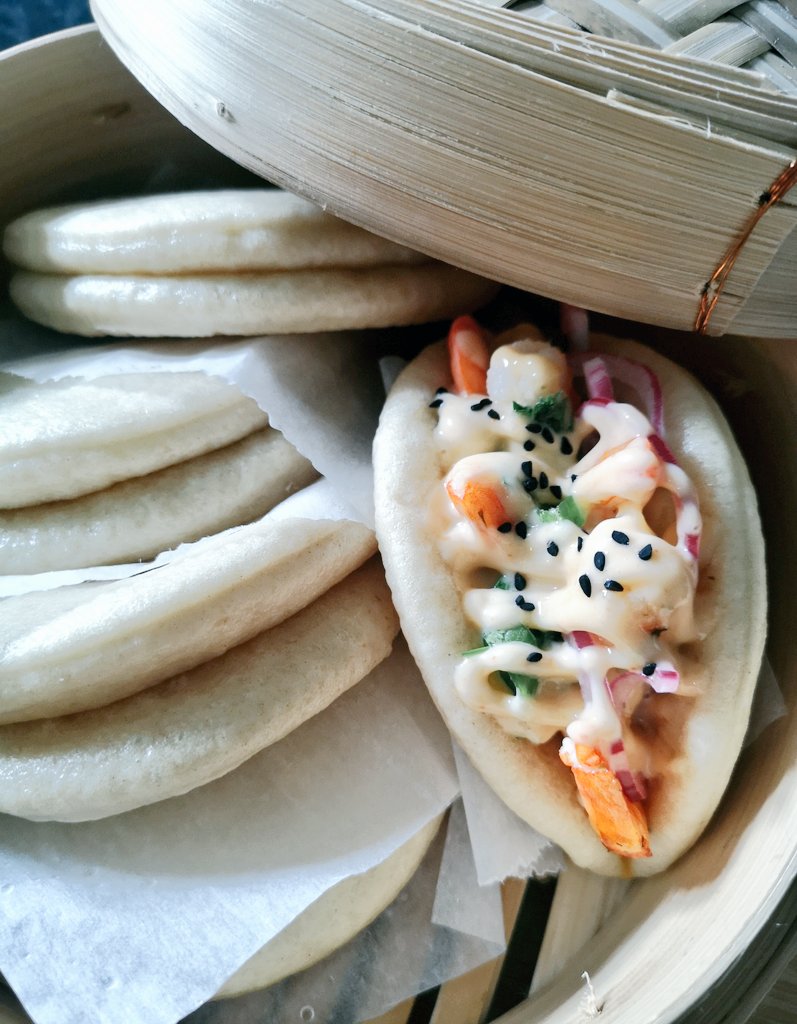 Tipsuwan7's tweet image. ♨️Bao Buns♨️ มีความคล้ายซาลาเปา แต่ง่ายกว่าเพราะไม่ต้องห่วงเรื่องการจับให้เป็นกลมสวยงามและจะเลือกใส่ไส้อะไรก็ได้ตามที่เราชอบ ถ้าคุณเป็นคนนึงที่กลัวการทำซาลาเปาก็ลองทำ Bao Buns แป้งนุ่มๆ ทานกับไก่กรอบซอสเผ็ดก็อร่อย วันนี้เราทำกุ้งกระเทียมราดซอสศรีราชามายองเนสหอมแดงดอง สูตร⬇️