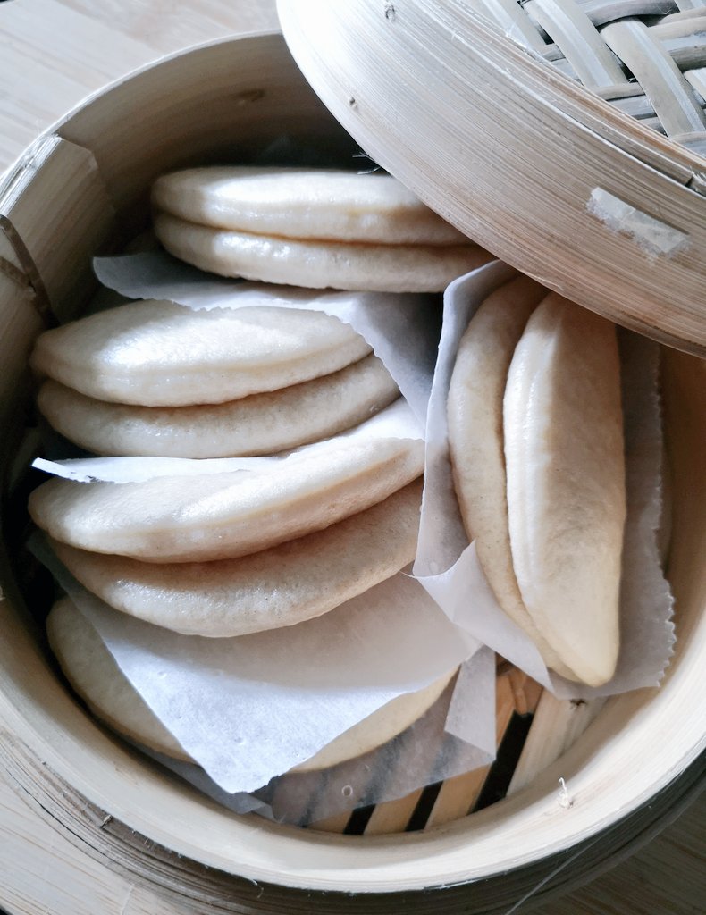 Tipsuwan7's tweet image. ♨️Bao Buns♨️ มีความคล้ายซาลาเปา แต่ง่ายกว่าเพราะไม่ต้องห่วงเรื่องการจับให้เป็นกลมสวยงามและจะเลือกใส่ไส้อะไรก็ได้ตามที่เราชอบ ถ้าคุณเป็นคนนึงที่กลัวการทำซาลาเปาก็ลองทำ Bao Buns แป้งนุ่มๆ ทานกับไก่กรอบซอสเผ็ดก็อร่อย วันนี้เราทำกุ้งกระเทียมราดซอสศรีราชามายองเนสหอมแดงดอง สูตร⬇️