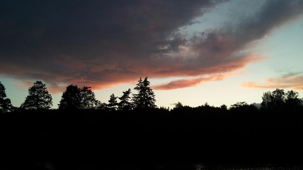 danelka_iv's tweet photo. #Kalich pondělí 21:19 a červánky odrážející se v jeho hladině.
Oranžová záře nad táborem - asi na počest Žanka z Husinca, co zfajroval v Pakostnici. 🔥 https://t.co/trLw8njHk3
