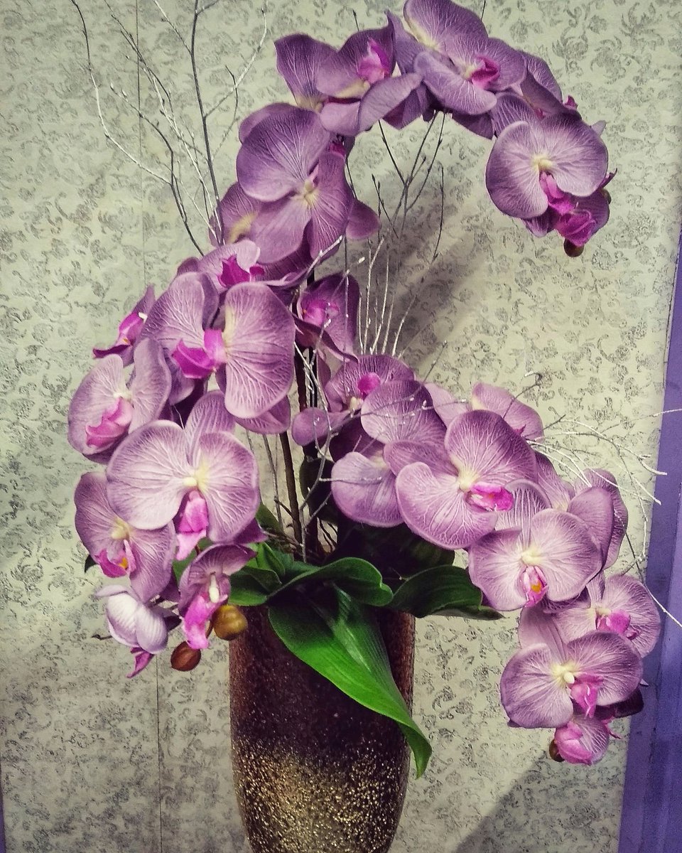kalatea_flores's tweet photo. Trabajo en artificial. En Kalatea Floristas hacemos cosas únicas para personas únicas. Solo tienes que decirnos que te gusta y nosotros hacemos el resto.
#florartificial #decoracion #decoracioninteriores #decohogar #decorando #floristeria #floristeriaonline #flores #orquideas https://t.co/Zr8CAJyZt0