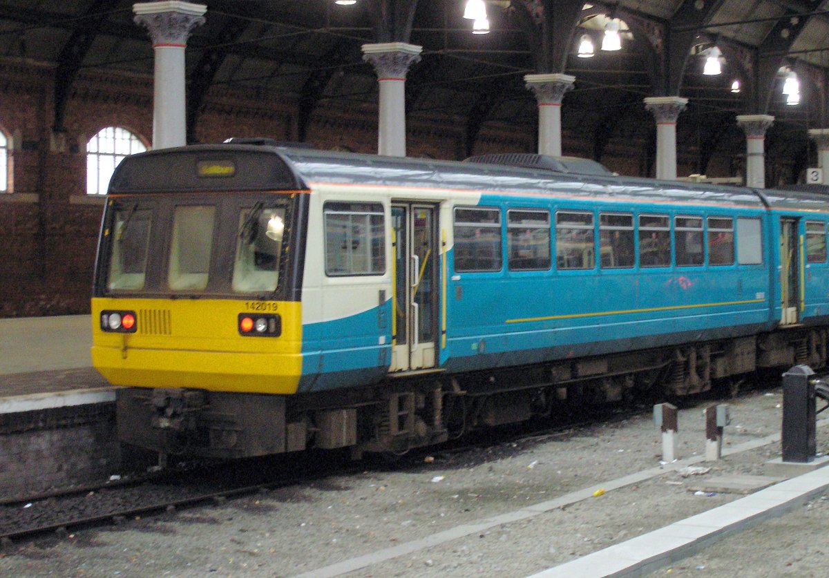 Ranaroth2's tweet image. 142019. Class 142 Pacer. Leyeland/BREL railbus. Arriva (unbranded) livery. Photo: Darlington 17.01.2005. #railway #DMU #Class142 #railbus #Alexander #Barclay #Pacer  #Arriva #Darlington @SalopianLyne