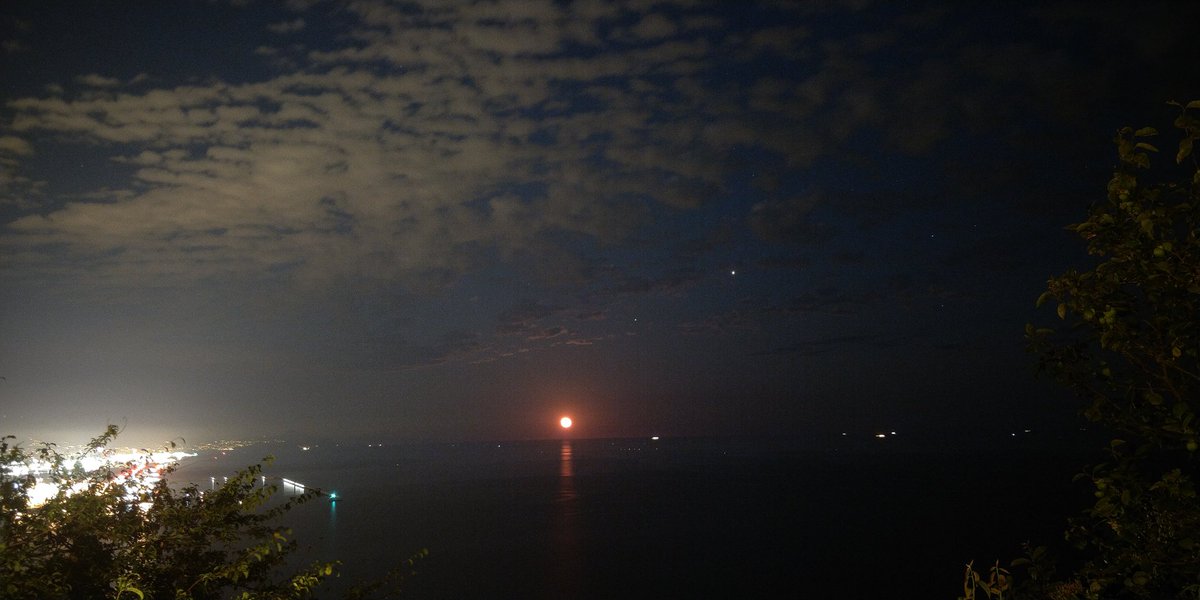 ugotruffelli's tweet photo. Una luna incredibile stasera #Genova #Crevari #Liguria ❤️ https://t.co/GQRSTmrudL
