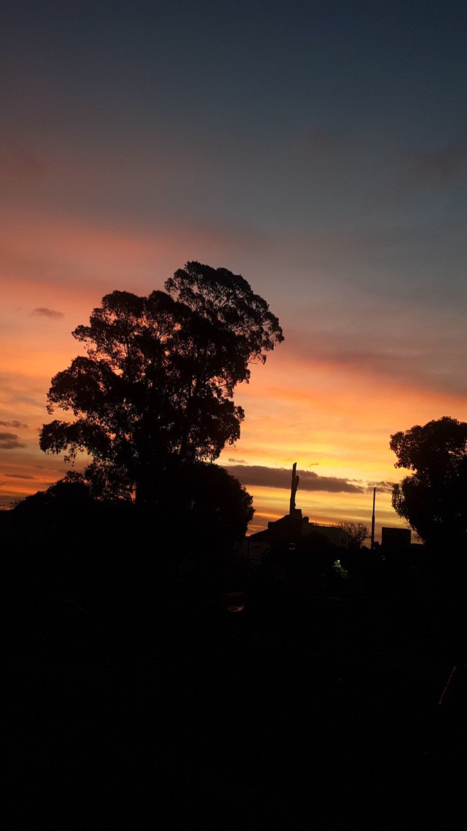 JuanServian1's tweet photo. #Buenastardes #mundo #atardecer #suncet https://t.co/kZj1jwXPbe