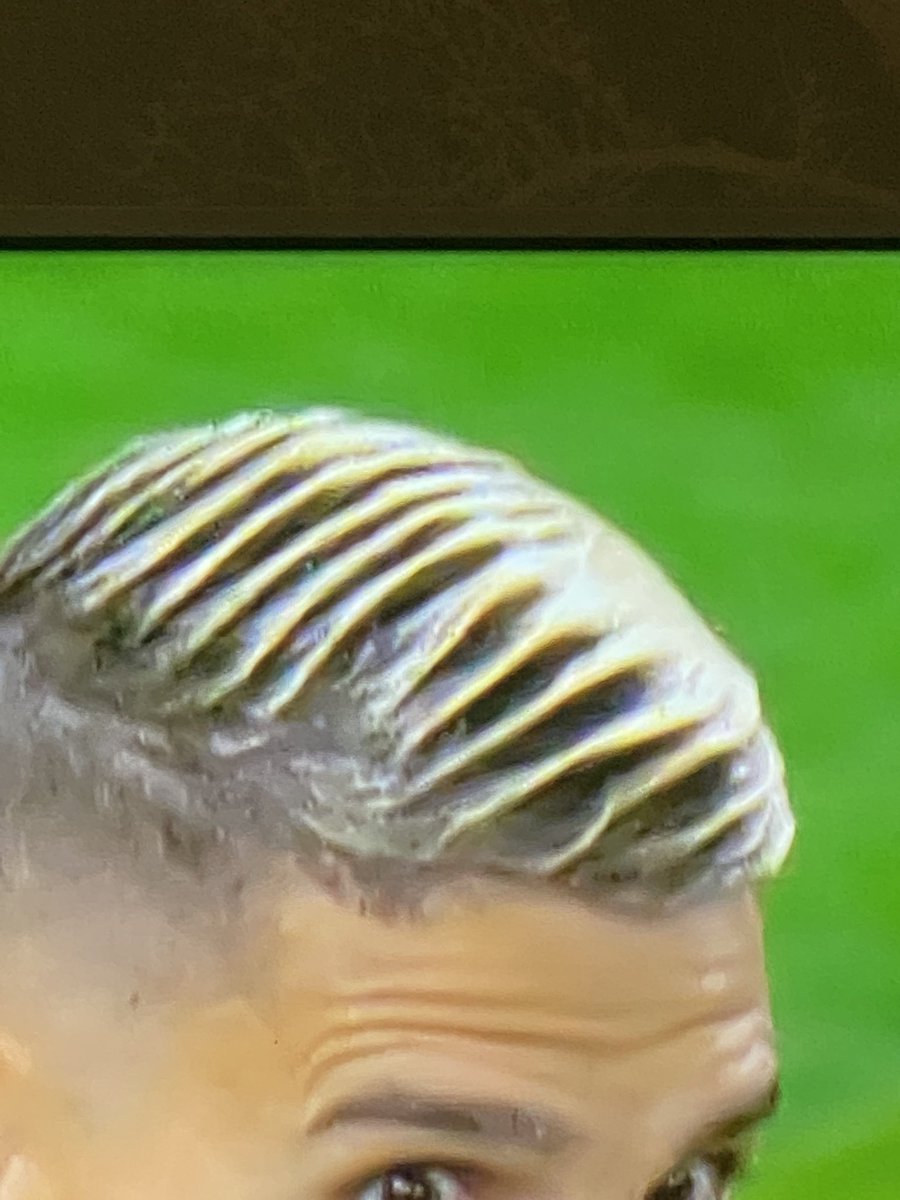 Barber: “What you having today sir?”

Erik Lamela: “Shepherds Pie please mate...” 

✂️