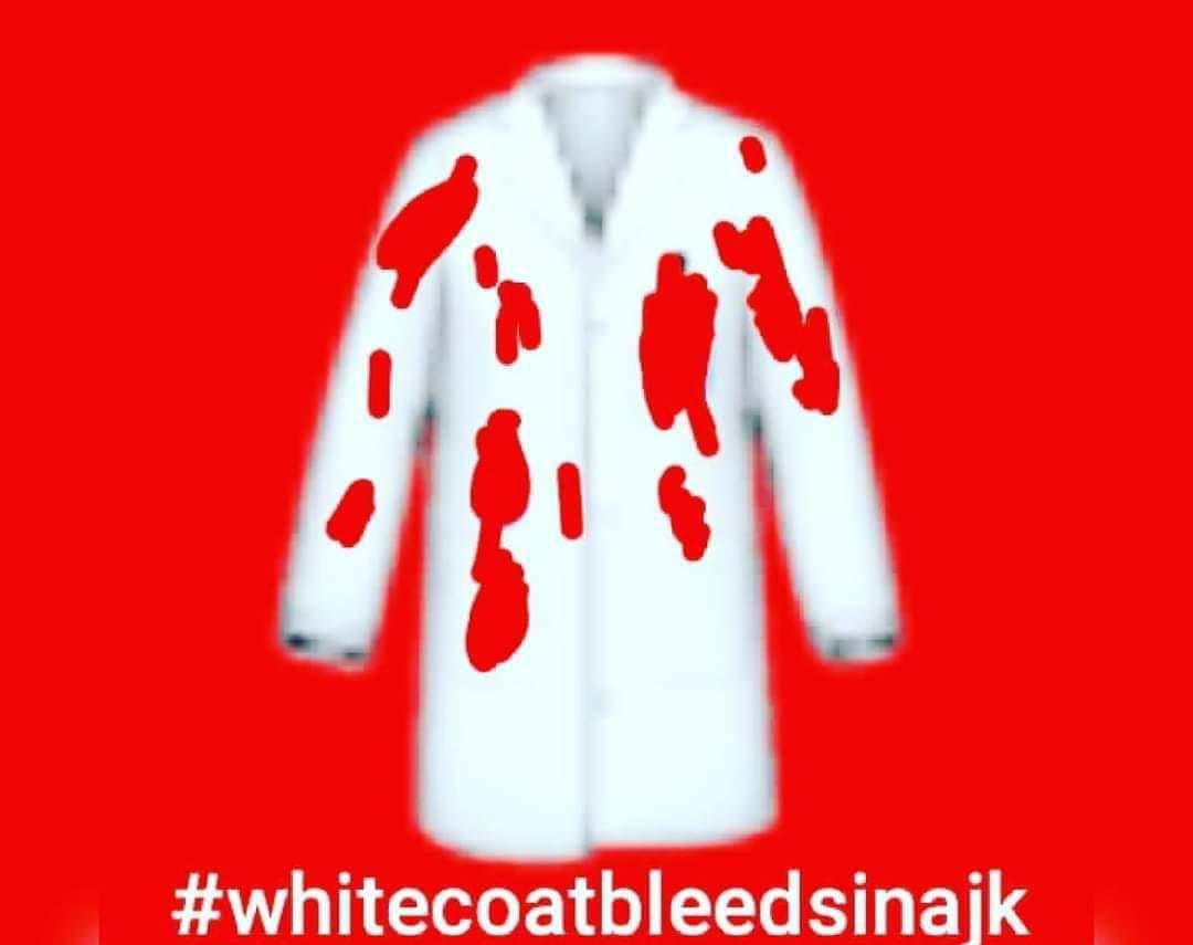 LadyDoctor12's tweet photo. یہ وقت کے کالے صفحوں میں 
اجلا سا لکھا جائے گا
اک قوم مسیحا پا کر بھی
انہیں سڑکوں پر لے آئی تھی 
جو عالم حکمت تھے ان کو 
شاہراہ کی دھول کھلائی تھی 
#WhitecoatbleedsinAJK https://t.co/60rLOJ1t1C