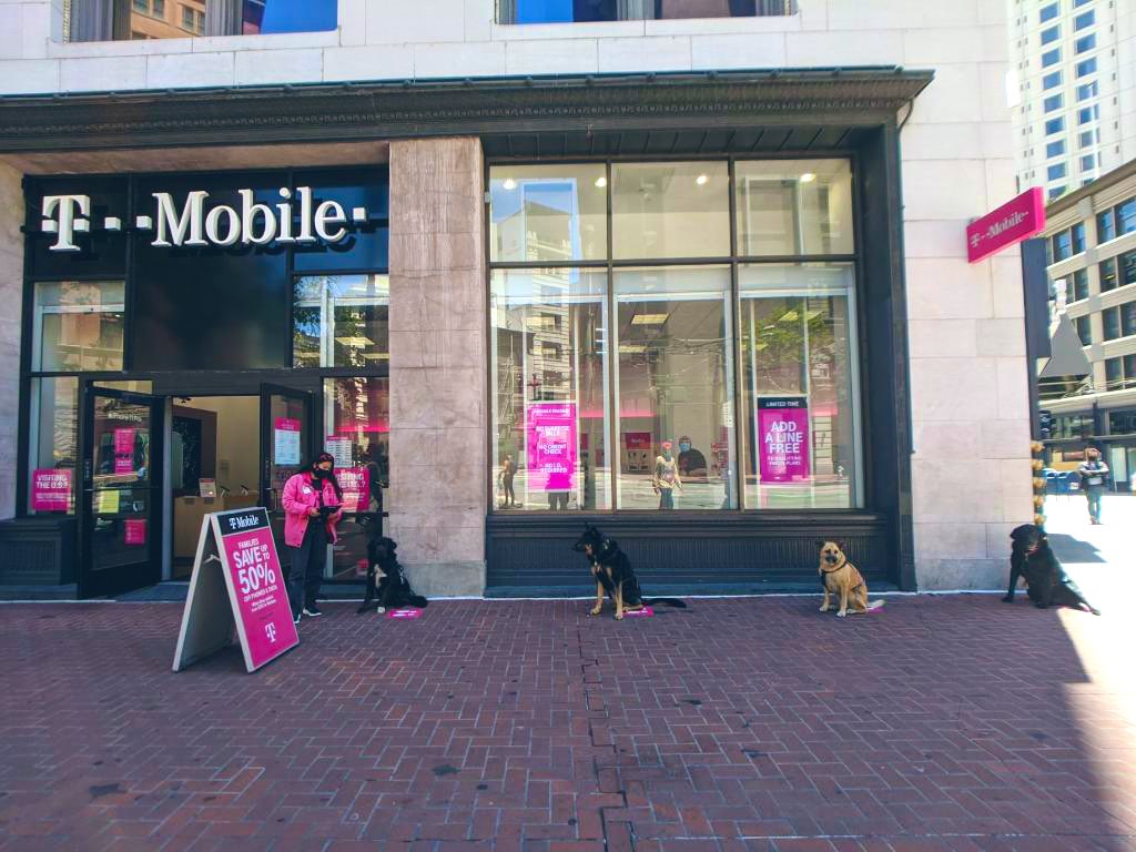 Checking-in customers while keeping Social Distance @outtt_n_abouttt #TMobile #Magentalife #syncupPets