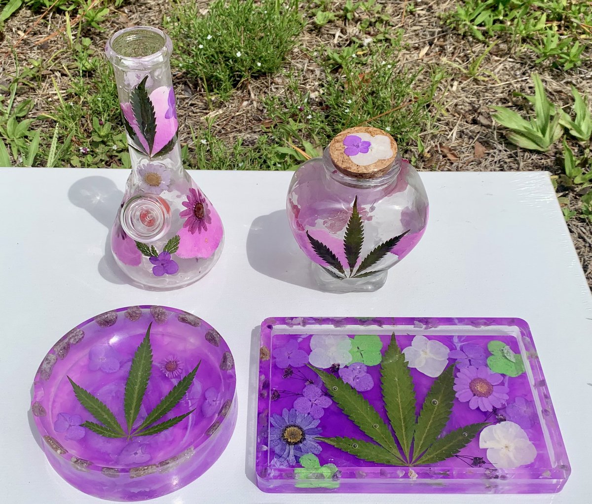 ☁️💜 Purple Haze GIVEAWAY💜☁️
🌬Enter to win this 6” bong with a matching stash jar, rolling and ashtray! 🥳
✨Rules:
•Must be following me!
•like &amp; rt this post! 
✨Extra Entries tag your friends! each tag = one entry! Good luck!🥳
detailed pics below!⬇️
ENDS 7/12 @ 2pm est