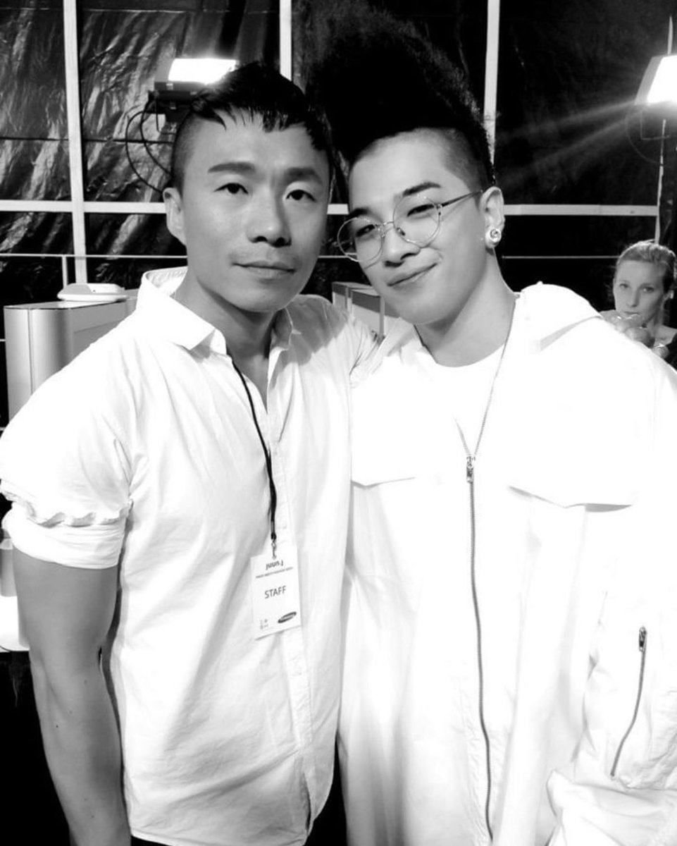 lhviiiviii's tweet photo. Korean hairstylist Shon Hyungsun Ju IG update with #TAEYANG (cr. shonju)
«Few years back with #TaeYang @Realtaeyang at #JUUNJ Show in Paris #Shon #ShonHair #ShonJu #ShonHyungsunJu Miss #BigBang» https://t.co/xGQY1y8K5m