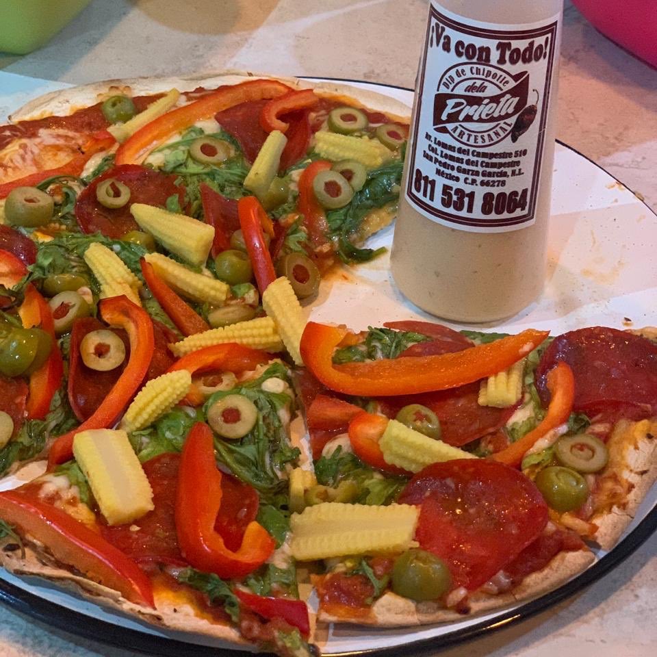 DipdelaPrieta's tweet photo. Homemade pizza &amp; @dipdelaprieta 🤤 #vacontodo 👏🏻 #dipdechipotle #elmejor 🙌🏻 #pizza #encasa #deliii https://t.co/0LkUOox1DC