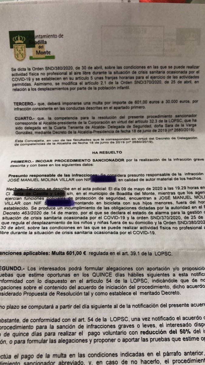 Laperelson's tweet photo. Hoy hemos recibido este regalo d @Ayto_Boadilla @policiaboadilla⁩,justo antes de “aplaudirnos”, la policía encuentra a mi marido con los niños en la puerta de la urbanización,a 10 pasos, con la cadena de la bici rota,explicaciones,soy médico,entiendo la situación etc etc, y .. https://t.co/oAim67Cqt2