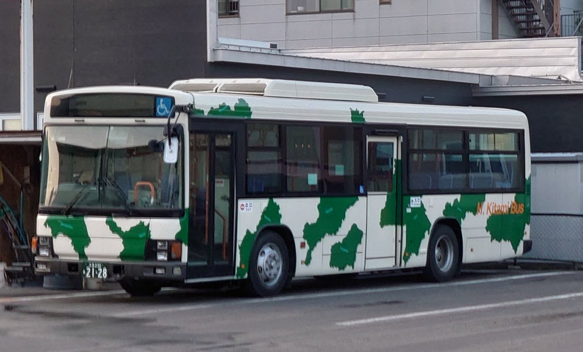 金色逸太郎 コンジキイツタロウ 北海道北見バス車両について 遠軽に移籍した 北見230あ2128 と本社にある自社発注 北見230あ48 は 年式は同じだが 長さは違う