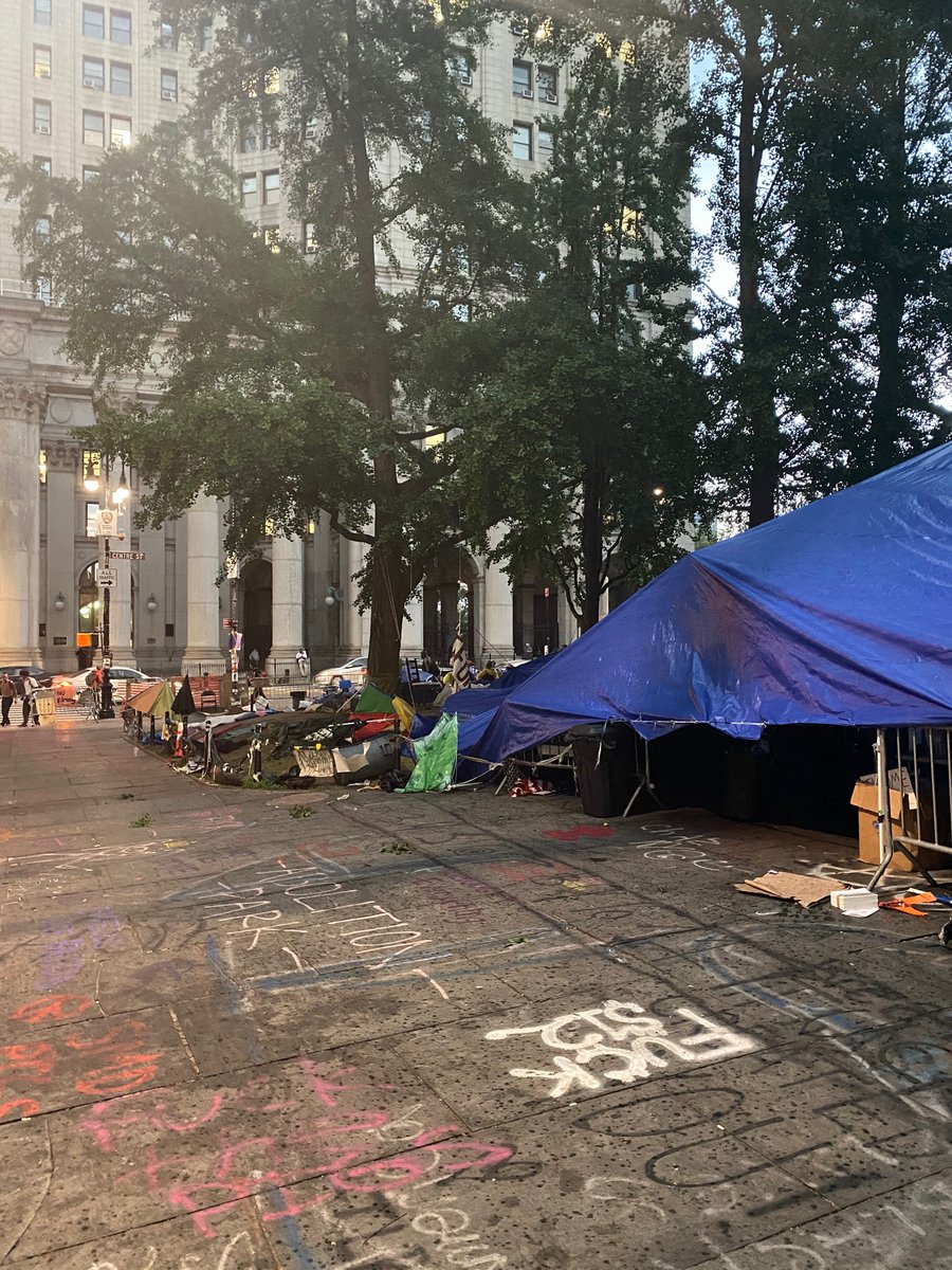 erinbrielawless's tweet photo. @NYCMayor WTF is going on? Walking home is scary w/ ppl overtaking our public streets w/ their tents and graffiti’ing all over our beautiful buildings that our tax dollars pay for. Get your shit together. Our city is better than this. And you. Clean it up!! @NYGovCuomo Help us!! https://t.co/J97kFTb0L2