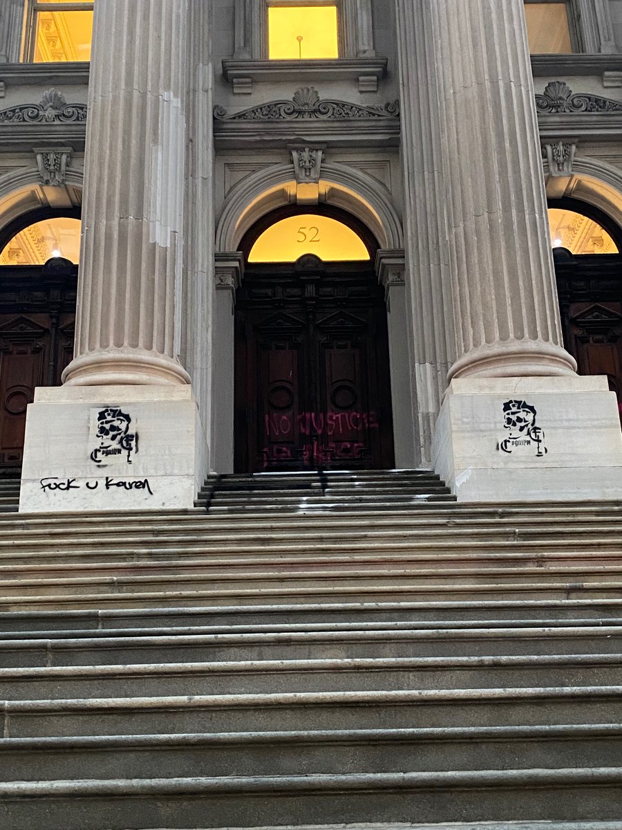 erinbrielawless's tweet photo. @NYCMayor WTF is going on? Walking home is scary w/ ppl overtaking our public streets w/ their tents and graffiti’ing all over our beautiful buildings that our tax dollars pay for. Get your shit together. Our city is better than this. And you. Clean it up!! @NYGovCuomo Help us!! https://t.co/J97kFTb0L2