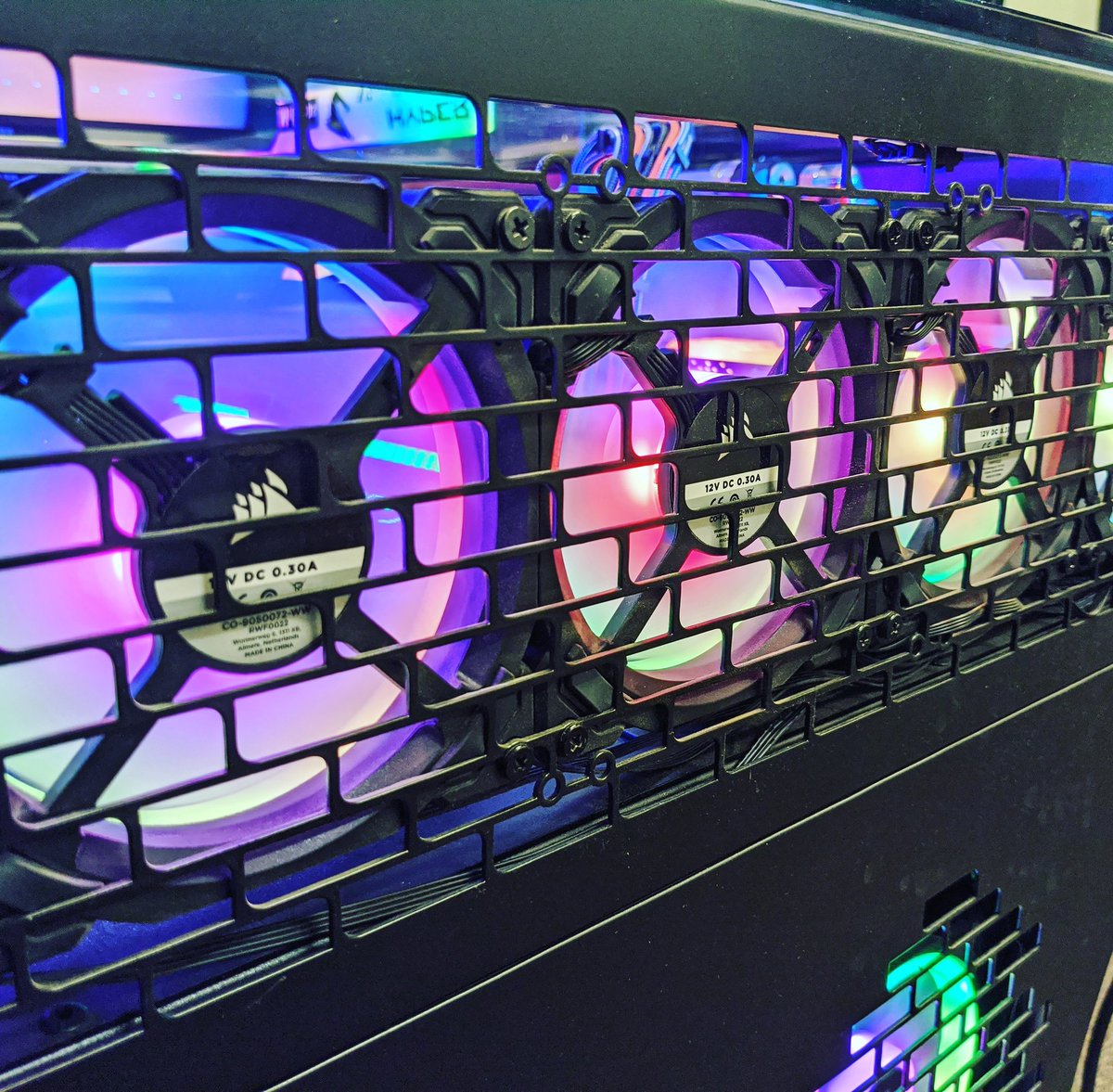 ModMyMods's tweet photo. The glow of RGB from the Corsair 120 fans just looks stellar

From the backside of the #Dimastech_BFD

 #Modded #modified #Custom #DIY #Watercooling #MakeItYours #custompc #AORUS #AORUSFam #TeamUpFightOn #beautiful #desk #cnc #AORUSHardware #corsair #Dimastech #CustomCooling https://t.co/JDK2Zzxy46