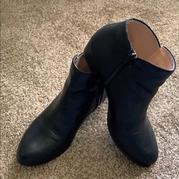 DaisysJeans's tweet photo. So good I had to share! Check out all the items I'm loving on @Poshmarkapp from @CelineSaber2 #poshmark #fashion #style #shopmycloset #merrell #epicthreads #chasechloe: https://t.co/y712Bijs7S https://t.co/anb2bh3NYD