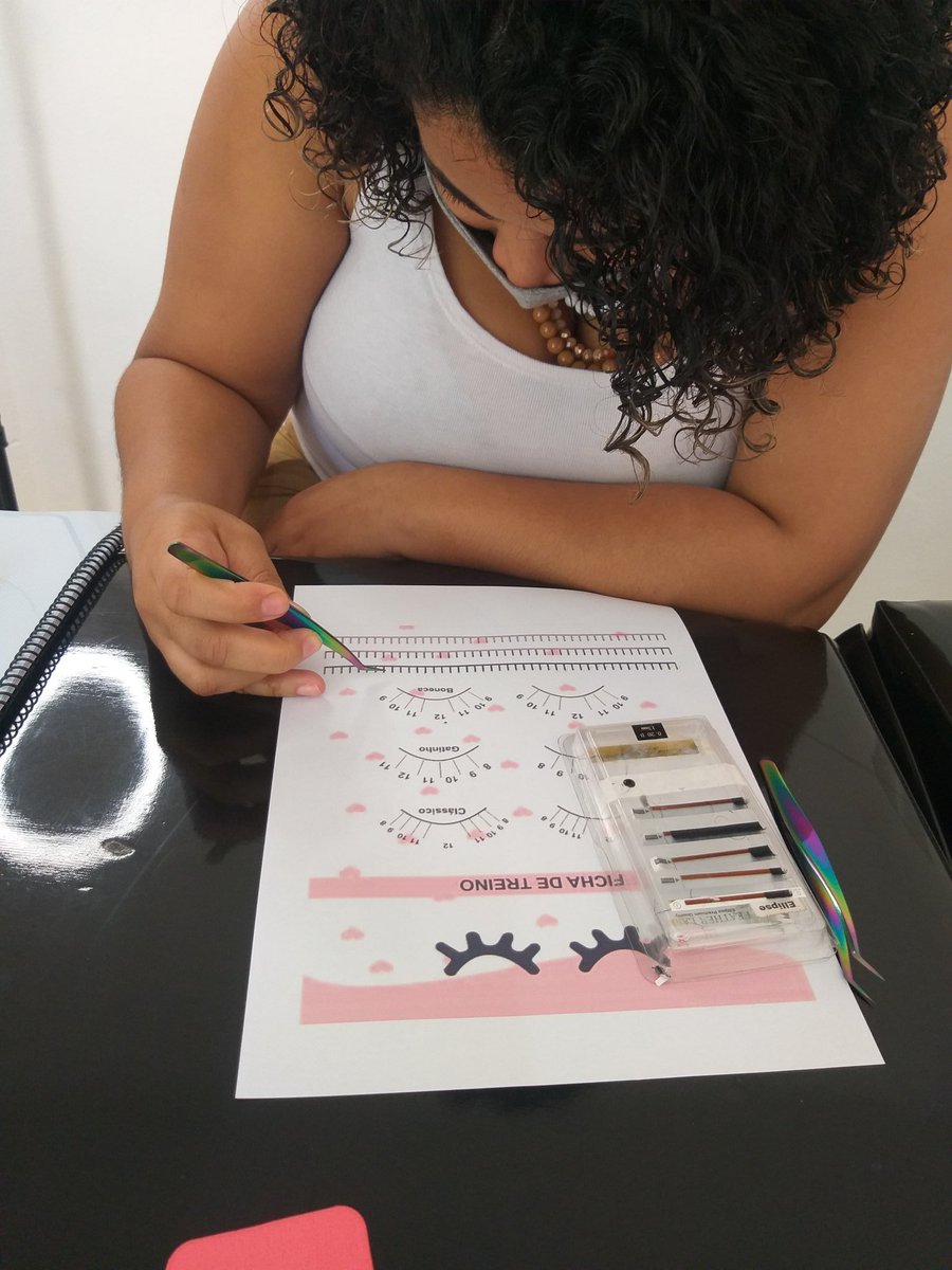 FlviaLouzada1's tweet photo. CURSO INICIANTE EM EXTENSÃO DE CÍLIOS FIO A FIO.
Duração de 2 dias com aula teórica e muita prática.
Certificado e Apostila
Prática na esponja, boneca e modelo humana
Apoio pós curso
Incluso material usado em aula 
Aula VIP ou em DUPLA 
Valor promocional até o dia 30/07. https://t.co/uNUZfDiryj