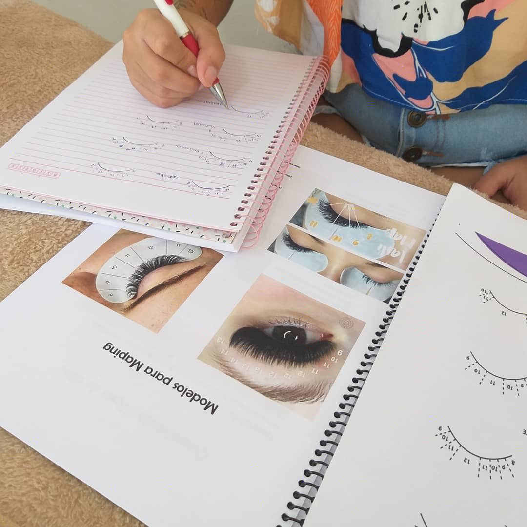 FlviaLouzada1's tweet photo. CURSO INICIANTE EM EXTENSÃO DE CÍLIOS FIO A FIO.
Duração de 2 dias com aula teórica e muita prática.
Certificado e Apostila
Prática na esponja, boneca e modelo humana
Apoio pós curso
Incluso material usado em aula 
Aula VIP ou em DUPLA 
Valor promocional até o dia 30/07. https://t.co/uNUZfDiryj