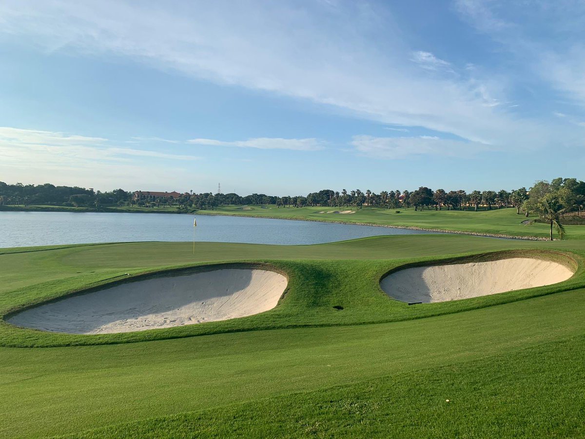 STSAsia's tweet photo. Newly renovated bunkers at Amata Spring Golf Club. EcoBunker edges, SandTrapper liner and Zeon Zoysia sod. These bunkers will be virtually maintenance free, especially during the tropical storms. #builditonce #sts #amataspring #brfzoysia https://t.co/l2w6fjGtgj