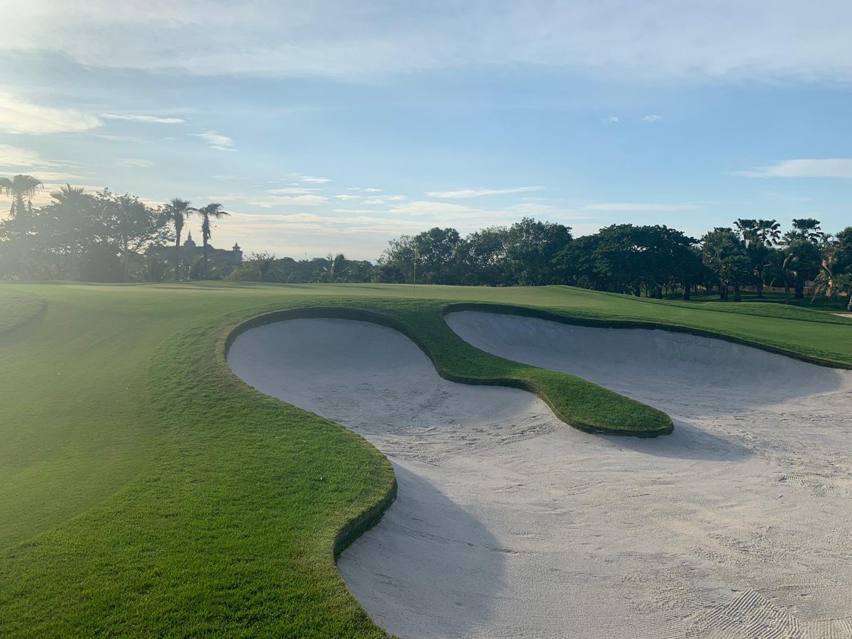 STSAsia's tweet photo. Newly renovated bunkers at Amata Spring Golf Club. EcoBunker edges, SandTrapper liner and Zeon Zoysia sod. These bunkers will be virtually maintenance free, especially during the tropical storms. #builditonce #sts #amataspring #brfzoysia https://t.co/l2w6fjGtgj