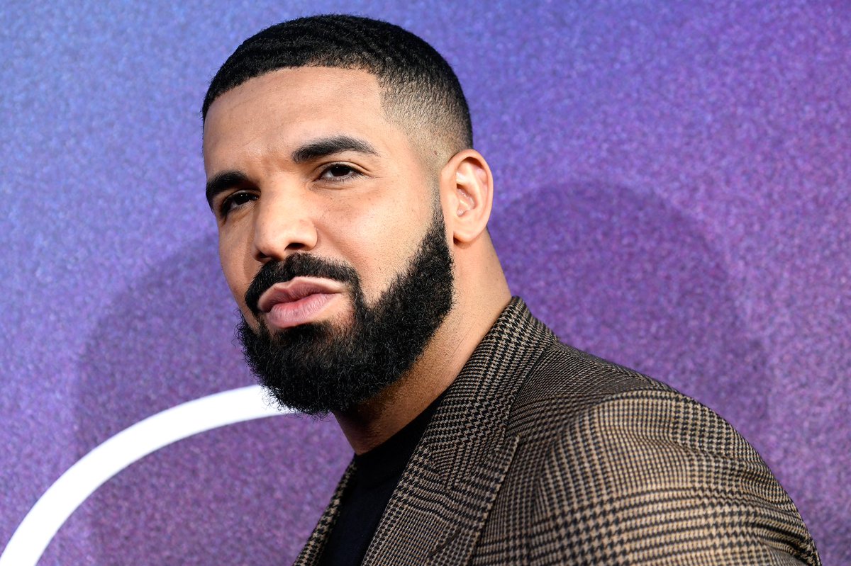 DailyLoud's tweet photo. Drake and Lil Wayne are the only rappers in Hot 100 history that have at least 25 top 10 hits 🎉😱 https://t.co/uAQoMDEffj