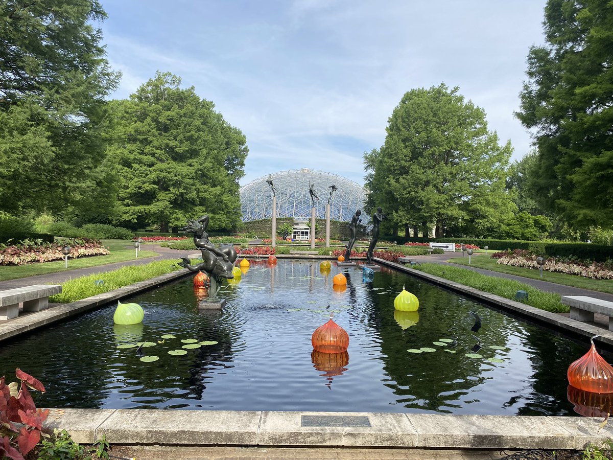 dare2bloom's tweet photo. Hello! My name is Daria and I’m a horticulturist at the Missouri Botanical Garden in St. Louis. I am the Home Gardening Information and Outreach supervisor, which includes being a “Plant Doctor”, teaching others about plants and caring for honey bees. #blackbotanistsweek https://t.co/5kPJRg5oTb