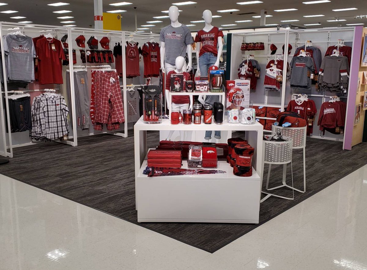 leahbeauchamp17's tweet photo. University Shop for some Monday Merchandising courtesy of our Style team! #FayettevilleFury #D167Pacesetters @CRBrookhouser #BTCmeansBusiness https://t.co/EF60rVbCaf