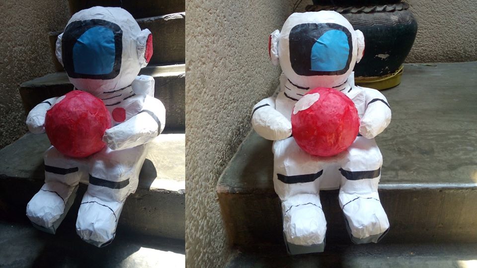 cosmofest_mx's tweet photo. Les traemos las fotos del concurso #PiñatasMarcianas.

“Contemplando Marte”.
Piñata de un astronauta sentado con Marte entre sus manos, hecha a base de papel china.

Tienes hasta las 12pm del 12Jul para votar en FB.
https://t.co/kYkTNT4pjZ https://t.co/IRoN1Uev89