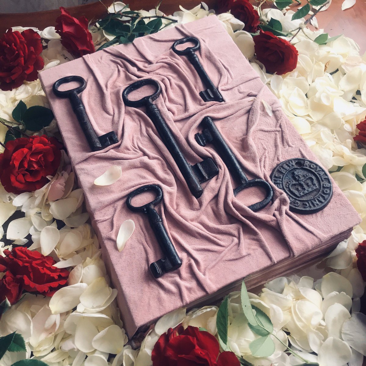 books_witchy's tweet photo. Very very very beautiful pink suede Grimoire / очень очень очень красивый розовый замшевых гримуар
#гримуар #книгатеней #руны #таро #заговор #обряд #расклад #став #ведьма #колдовство #wicca #grimoire #bookofshadows #runes #tarot #witch #witchcraft #spells #potions https://t.co/4BdUfqDiin