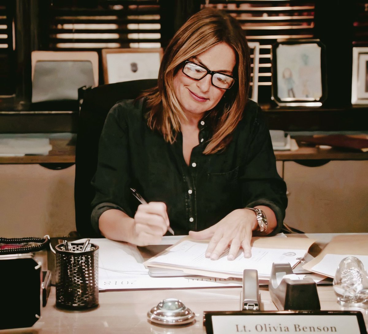 pameIarabe's tweet photo. got olivia benson in her glasses on my mind today https://t.co/pLHmfjpWRL