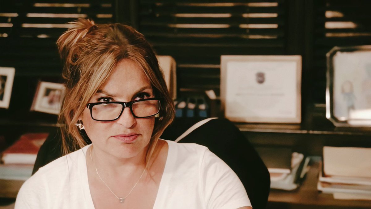 pameIarabe's tweet photo. got olivia benson in her glasses on my mind today https://t.co/pLHmfjpWRL