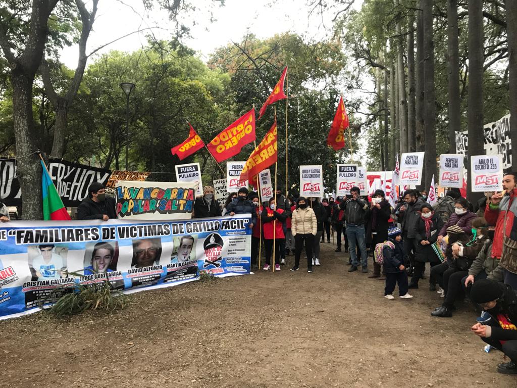 mst_salta's tweet photo. 🗣️ A 44 años de la masacre de Palomitas seguimos en las calles en contra de la represión de ayer y de hoy.
• Fuera Pulleiro!
• Abajo el decreto 255 que le da superpoderes a la policía! 
• Cárcel común y perpetua al juez Lona! 
✊🏾 Compañerxs héroes de Palomitas presentes! https://t.co/A8awjXRQjY