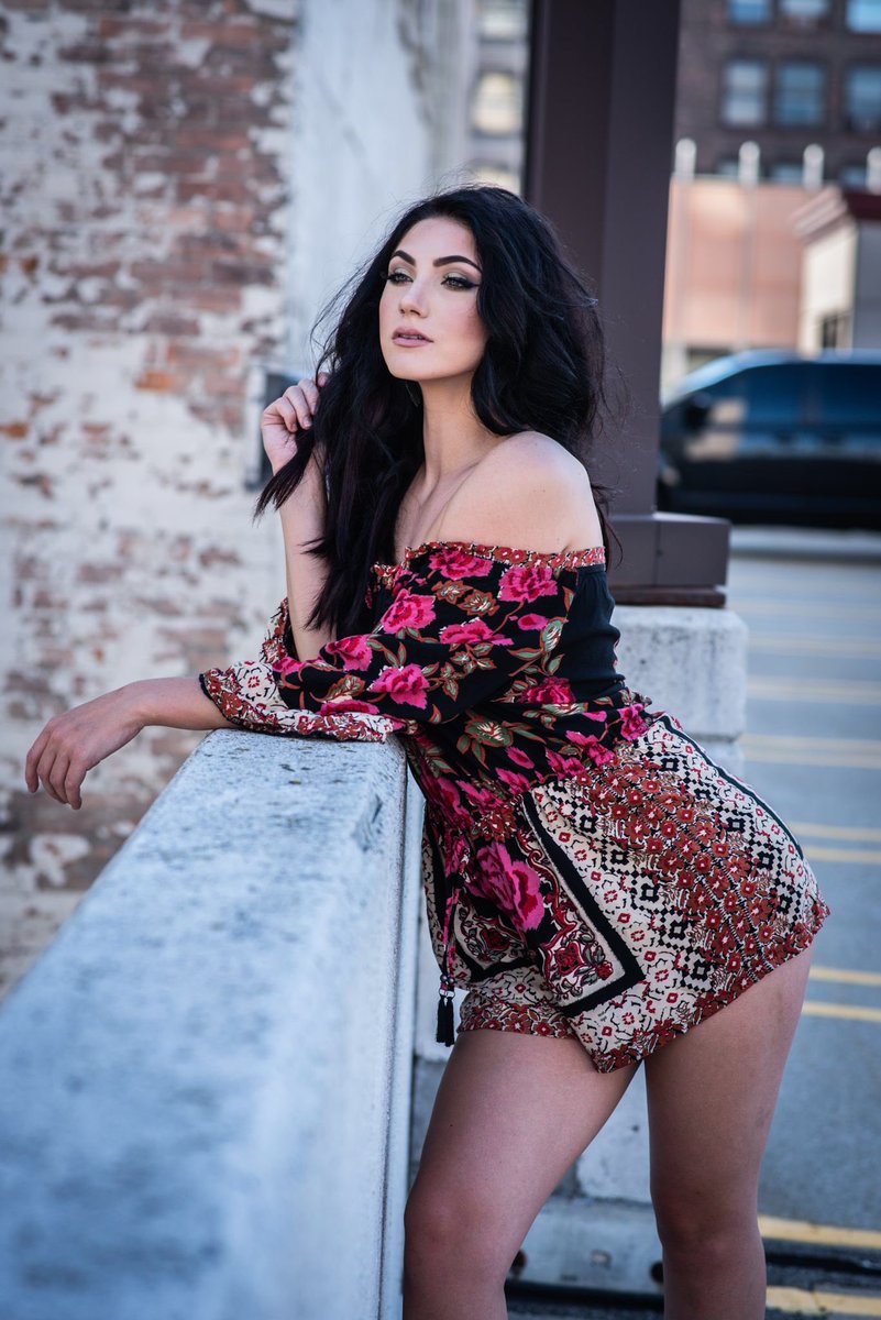 target_care's tweet photo. 📸 @andybalasphotos
💄brands used: @wetnwildbeauty @elfcosmetics @toofaced @tartecosmetics @lunarangellashes
#camo #photoshoot #aspiringmodel #mua #nwohio #toledohio #model #spacejam #longlegs #darkhair #tol #wetnwildbeauty #elfcosmetics #toofacedcosmetics #zalahairextensions https://t.co/Jt3aYyf1eC